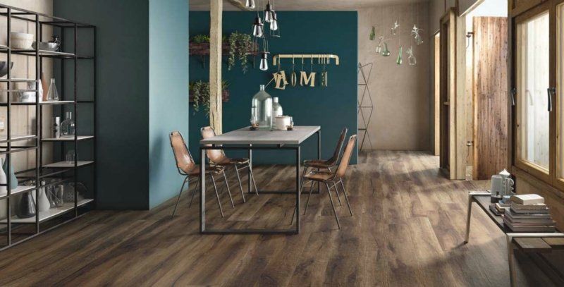 Spisestue med trelook-gulv og moderne innredning